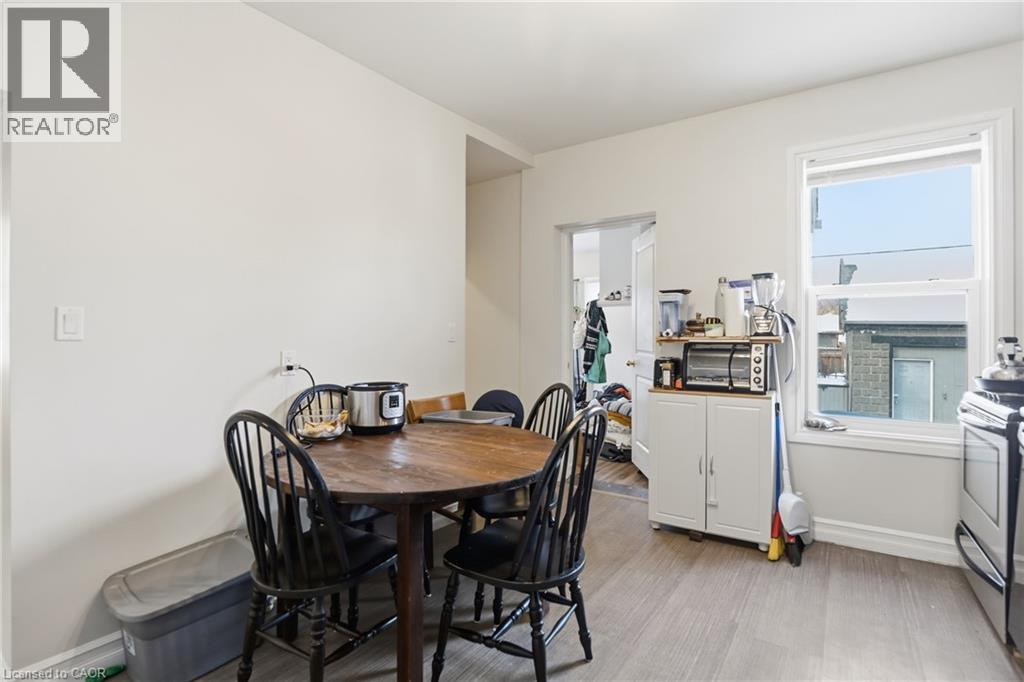Dining area with baseboards and light wood-style floors - 260 Prospect Street S, Hamilton, ON - Indoor Photo Showing Dining Room