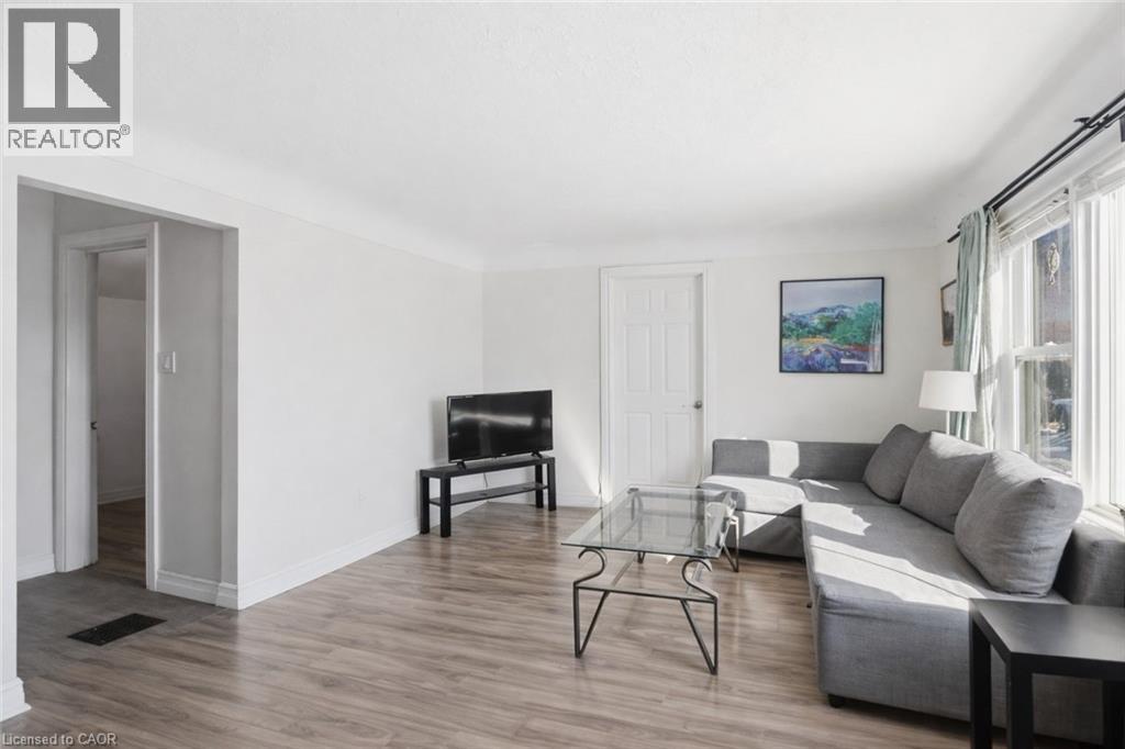 Living room featuring wood finished floors and baseboards - 260 Prospect Street S, Hamilton, ON - Indoor Photo Showing Living Room