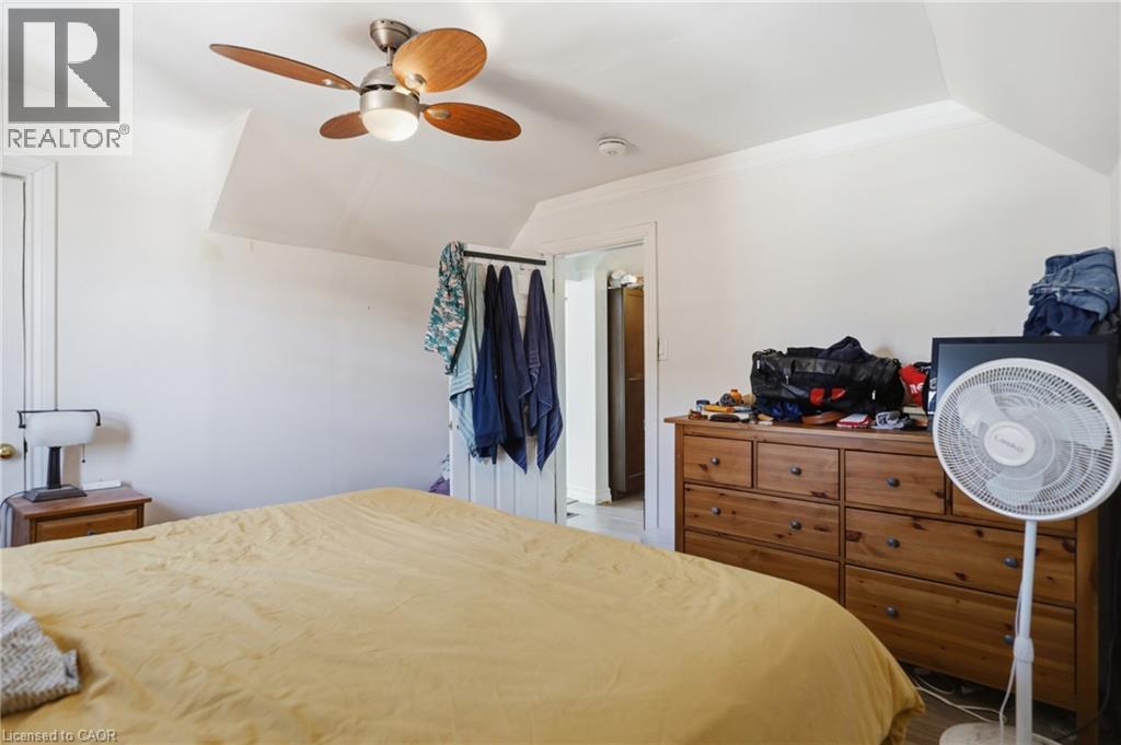 Bedroom with vaulted ceiling and a ceiling fan - 260 Prospect Street S, Hamilton, ON - Indoor Photo Showing Bedroom