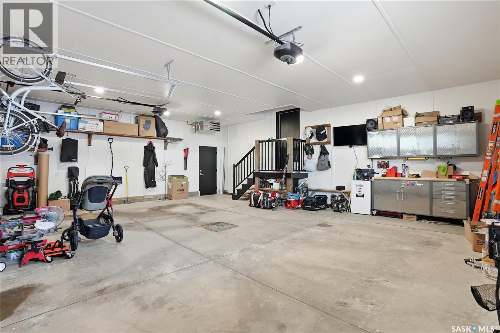 520 16Th Avenue, Humboldt, SK - Indoor Photo Showing Garage
