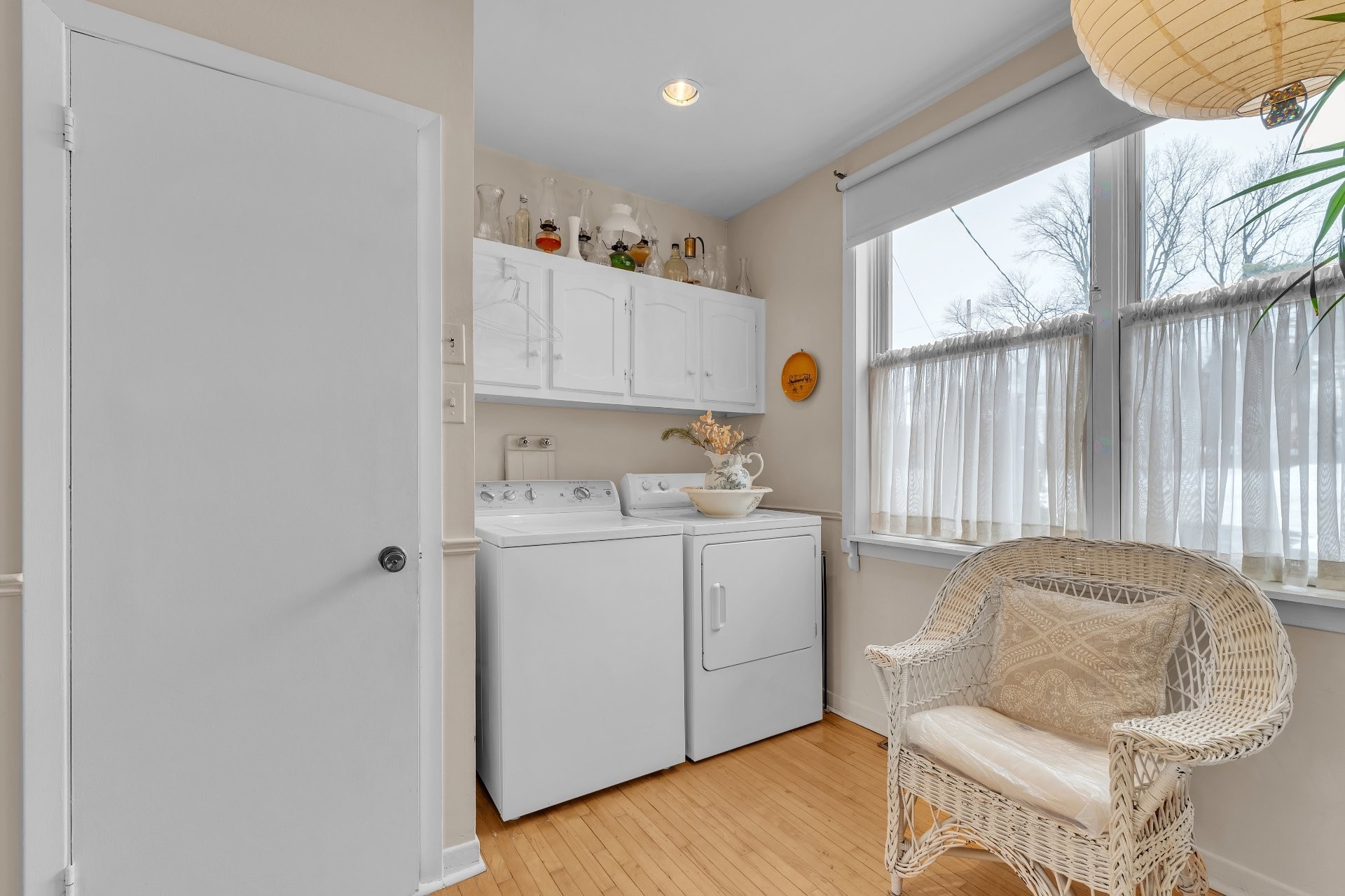 Salle de lavage - 22 Av. Coolbreeze, Pointe-Claire, QC - Indoor Photo Showing Laundry Room