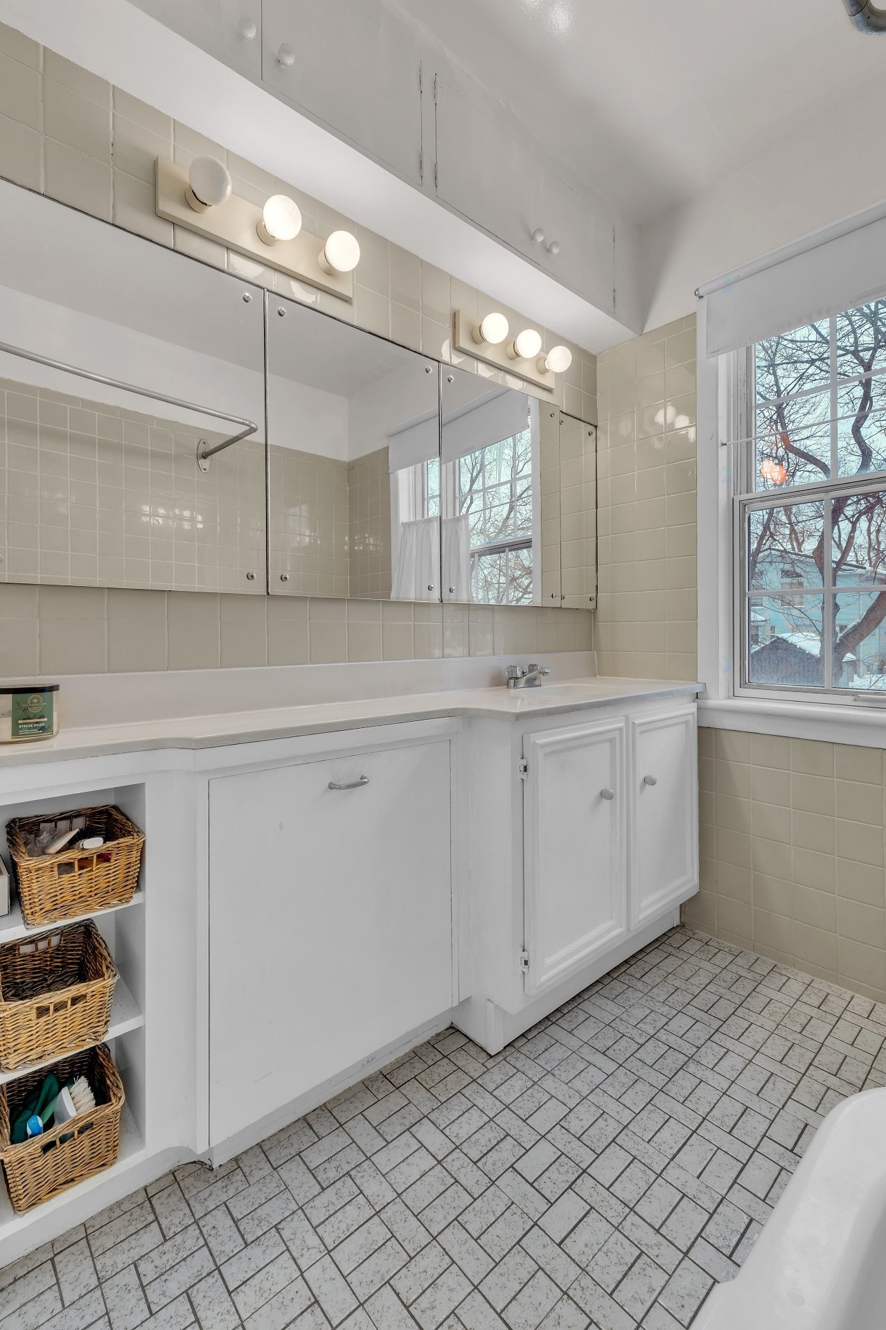 Salle de bains - 22 Av. Coolbreeze, Pointe-Claire, QC - Indoor Photo Showing Bathroom