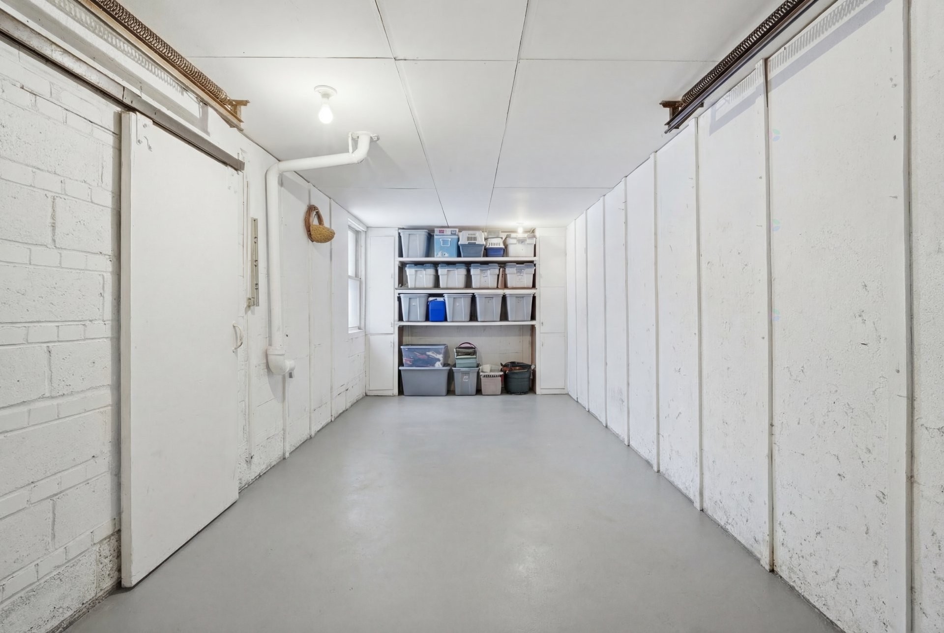 Garage - 22 Av. Coolbreeze, Pointe-Claire, QC - Indoor Photo Showing Other Room