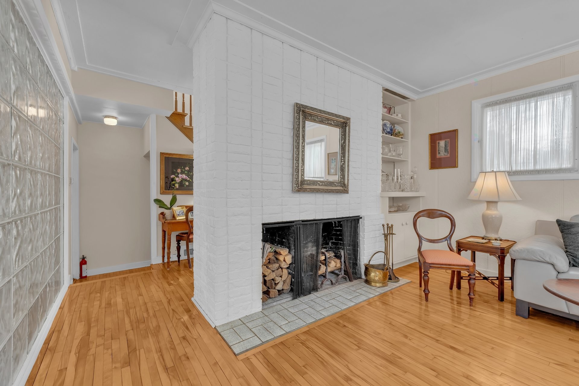Salle familiale - 22 Av. Coolbreeze, Pointe-Claire, QC - Indoor Photo Showing Living Room With Fireplace