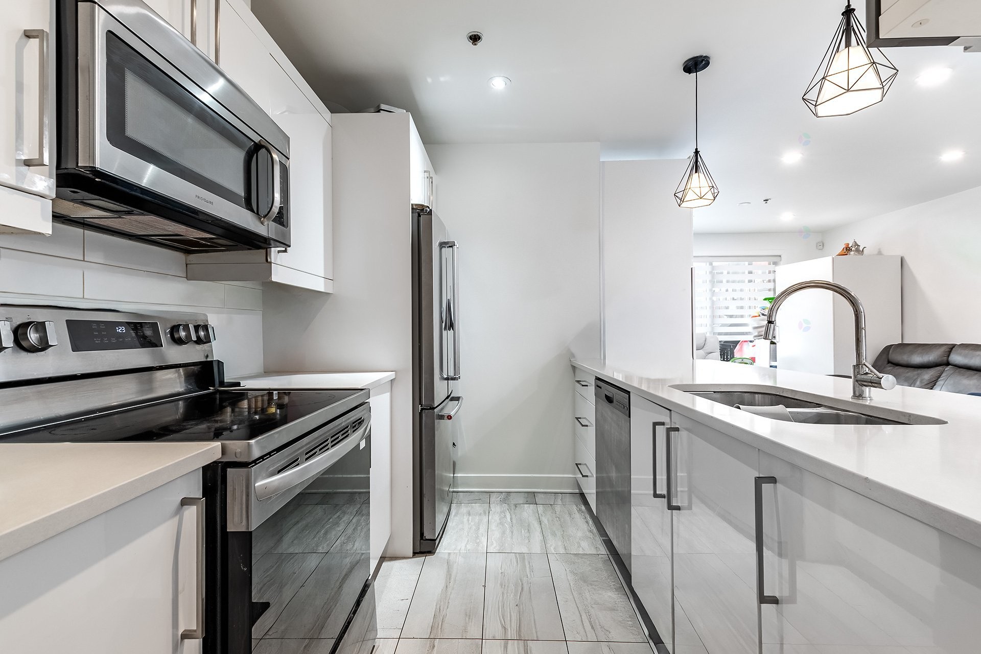 Kitchen - 5780B Av. Parkhaven, Côte-Saint-Luc, QC - Indoor Photo Showing Kitchen With Upgraded Kitchen