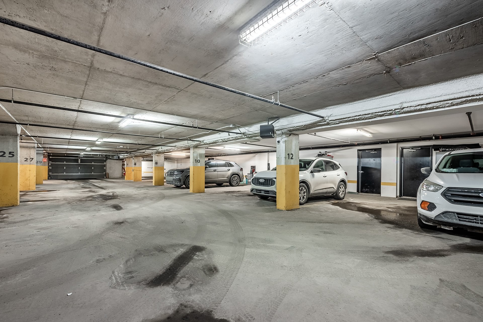 Garage - 5780B Av. Parkhaven, Côte-Saint-Luc, QC - Indoor Photo Showing Garage