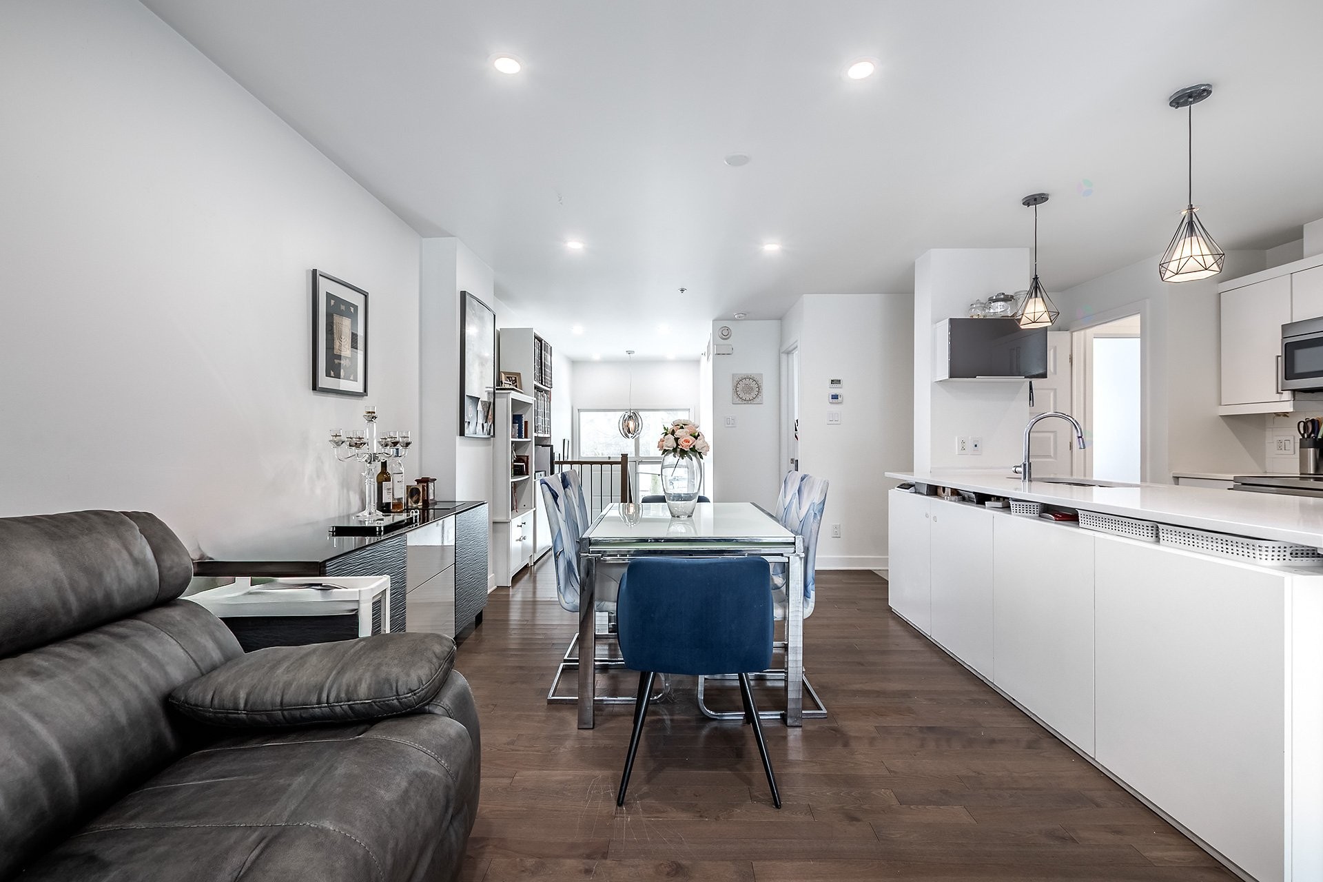 Living Room - 5780B Av. Parkhaven, Côte-Saint-Luc, QC - Indoor Photo Showing Kitchen With Upgraded Kitchen
