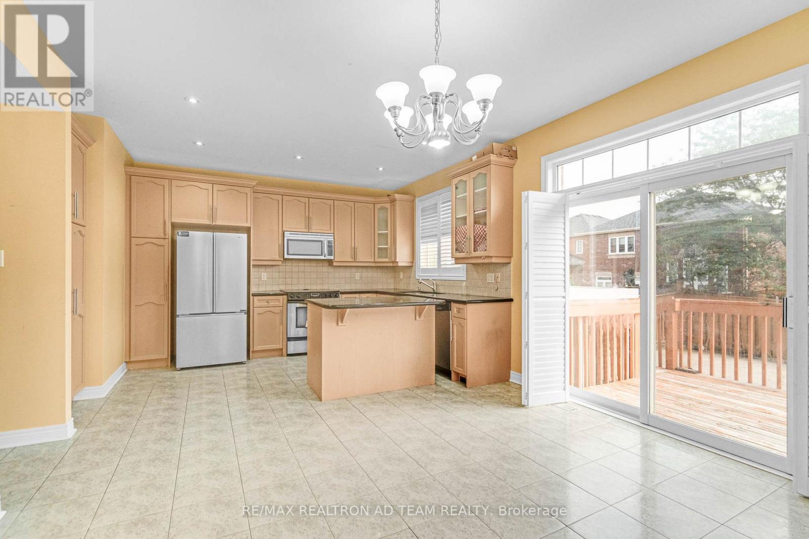 498 Tremblant Court, Mississauga, ON - Indoor Photo Showing Kitchen