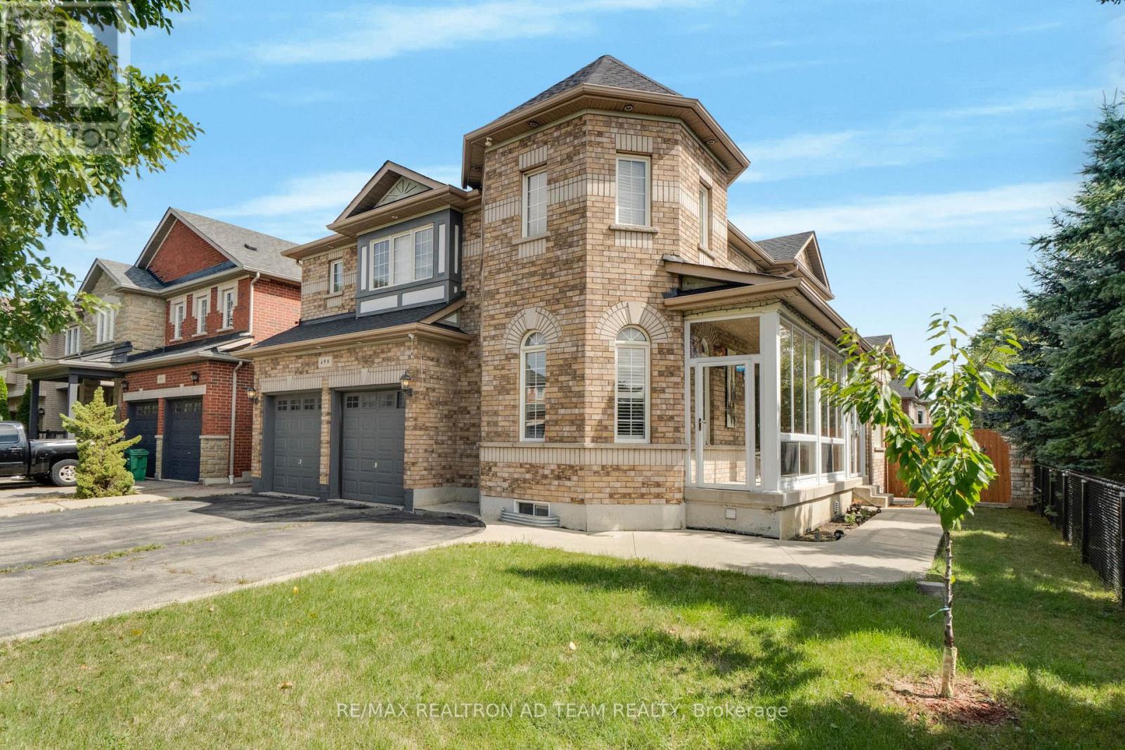 498 Tremblant Court, Mississauga, ON - Outdoor With Facade