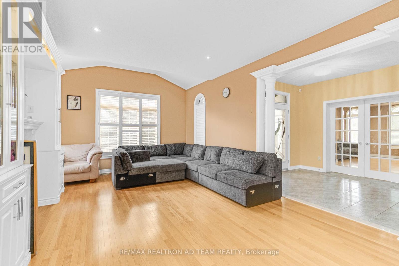 498 Tremblant Court, Mississauga, ON - Indoor Photo Showing Living Room