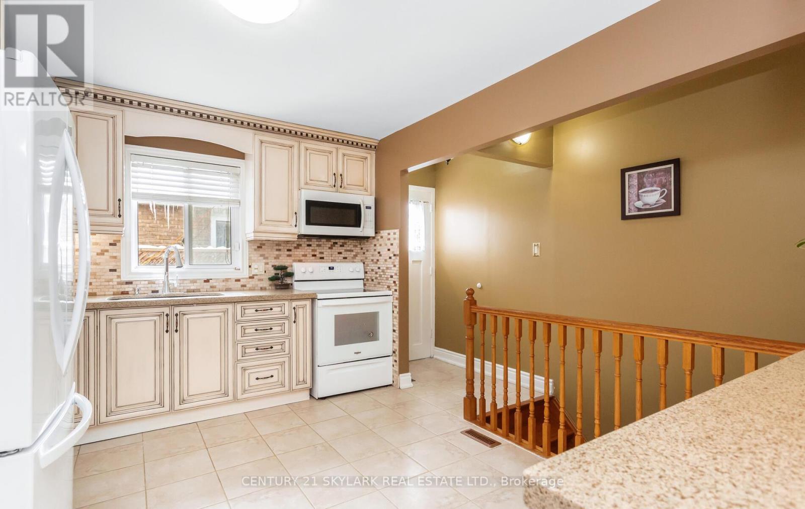 3353 Martins Pine Crescent, Mississauga, ON - Indoor Photo Showing Kitchen