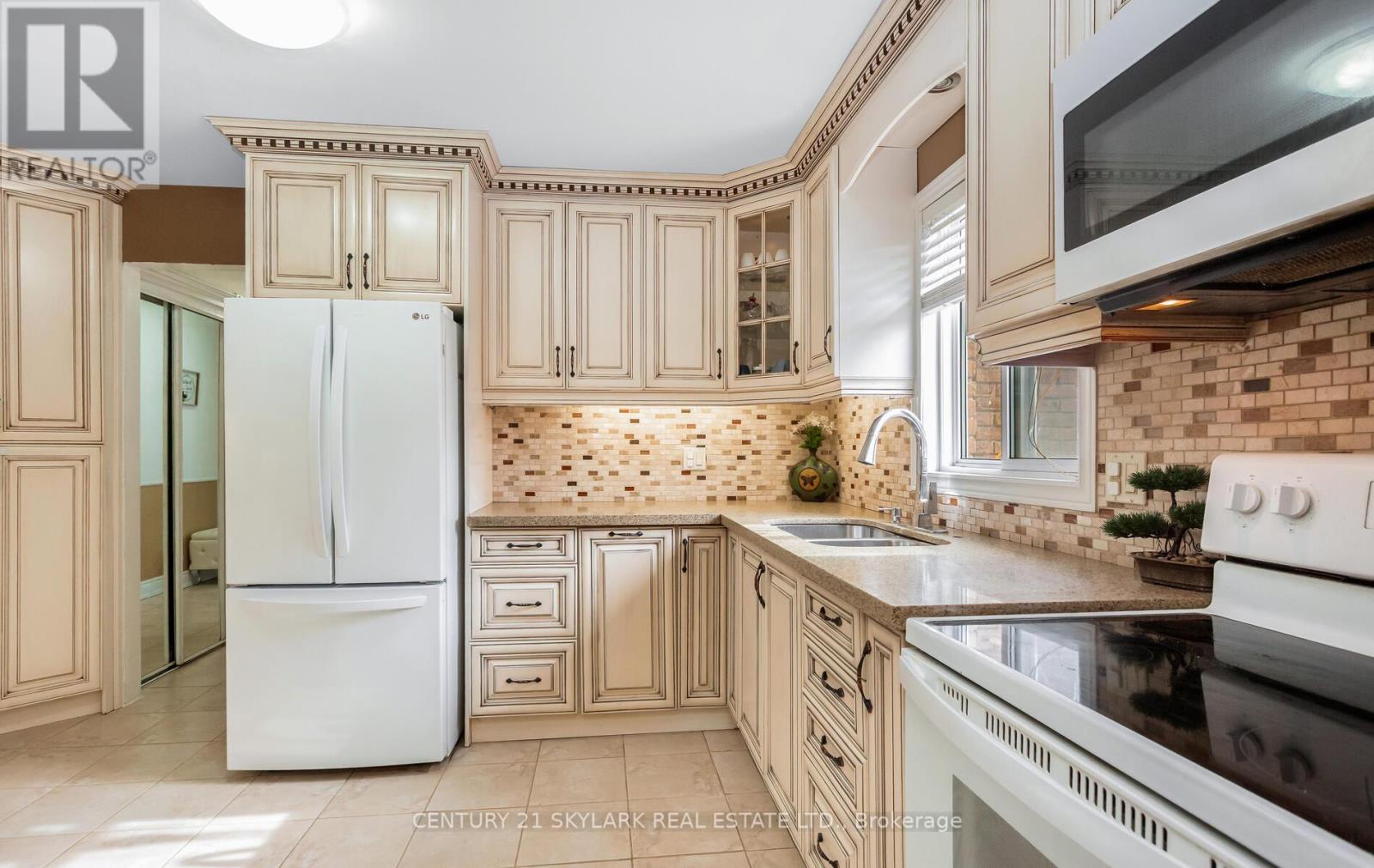 3353 Martins Pine Crescent, Mississauga, ON - Indoor Photo Showing Kitchen With Double Sink