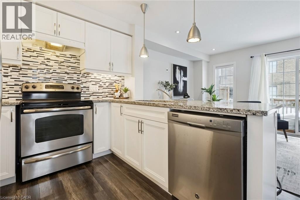 181 South Creek Drive, Kitchener, ON - Indoor Photo Showing Kitchen With Stainless Steel Kitchen With Upgraded Kitchen