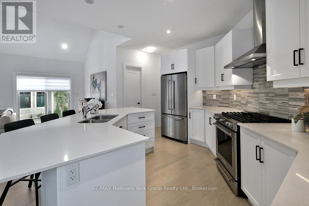 101 Clippers Lane, Blue Mountains, ON - Indoor Photo Showing Kitchen With Double Sink With Upgraded Kitchen
