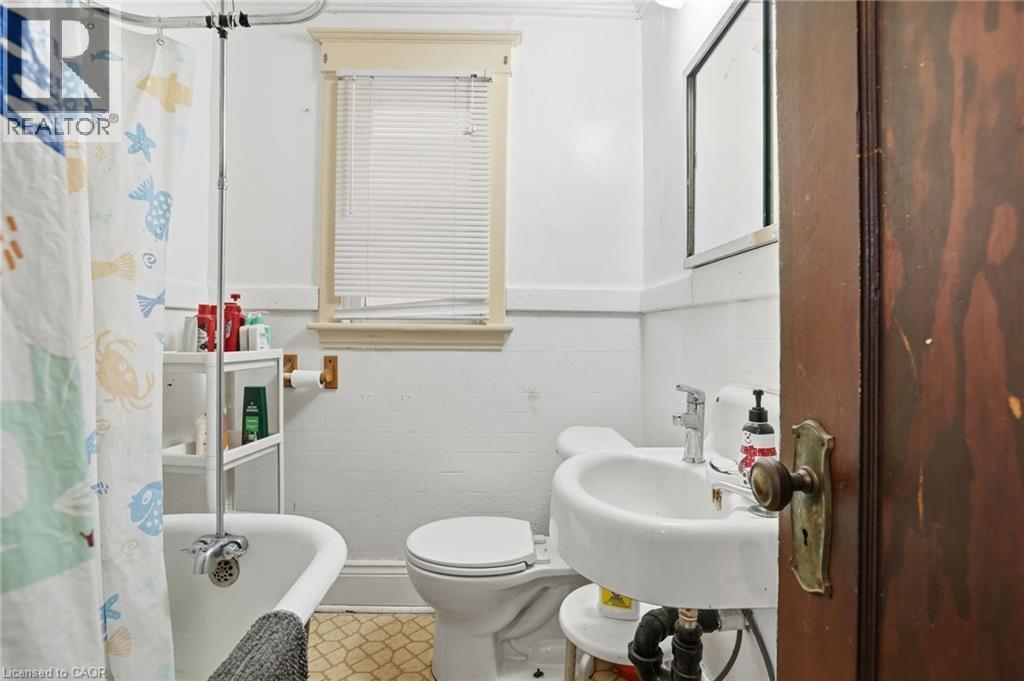 67 Sterling Street, Hamilton, ON - Indoor Photo Showing Bathroom