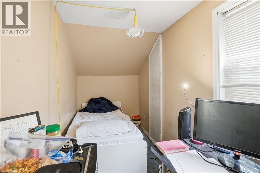 67 Sterling Street, Hamilton, ON - Indoor Photo Showing Bedroom