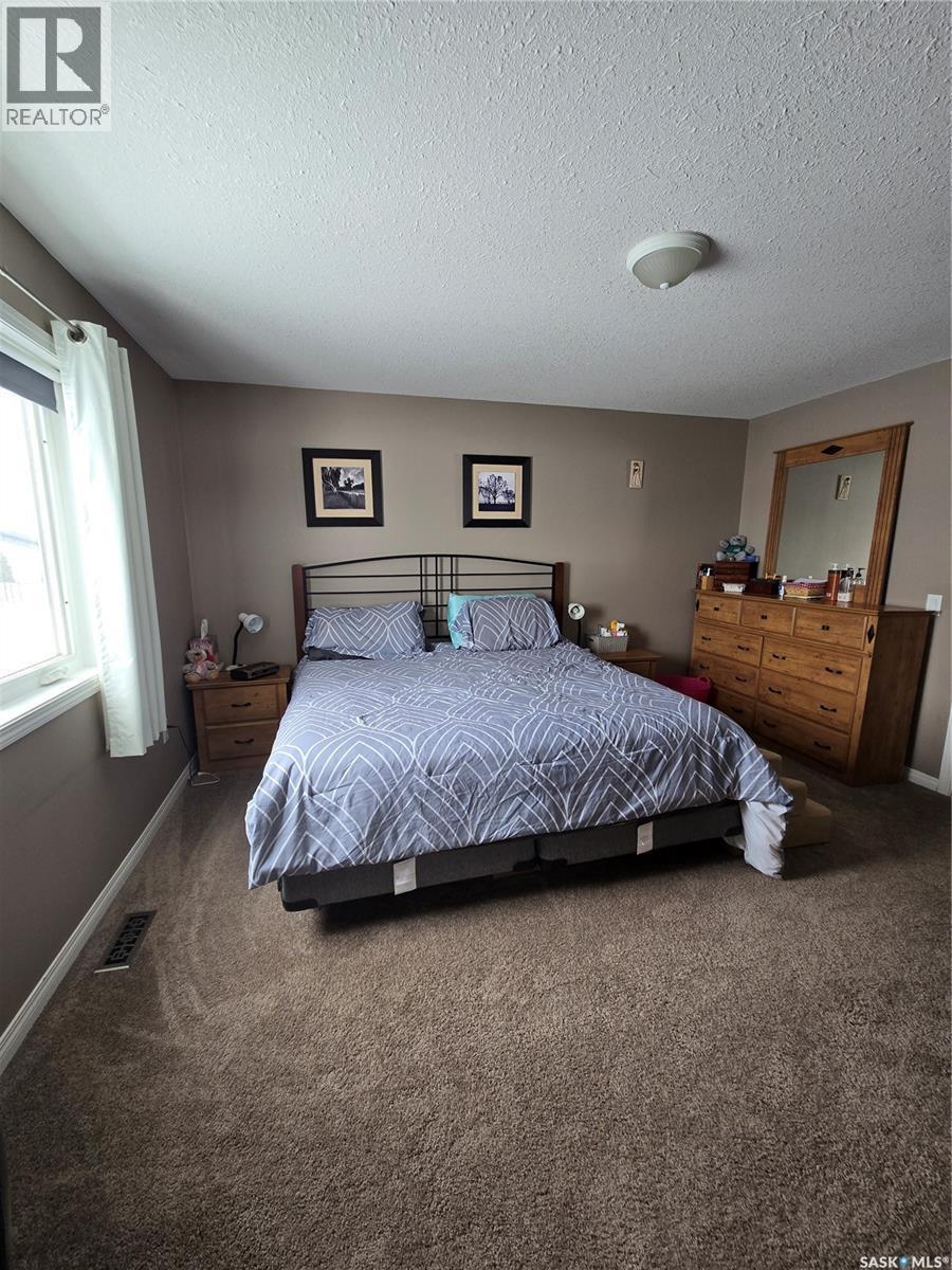 8 Main Bay, Muenster, SK - Indoor Photo Showing Bedroom