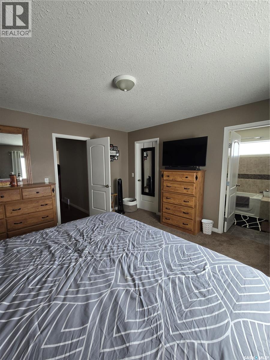8 Main Bay, Muenster, SK - Indoor Photo Showing Bedroom