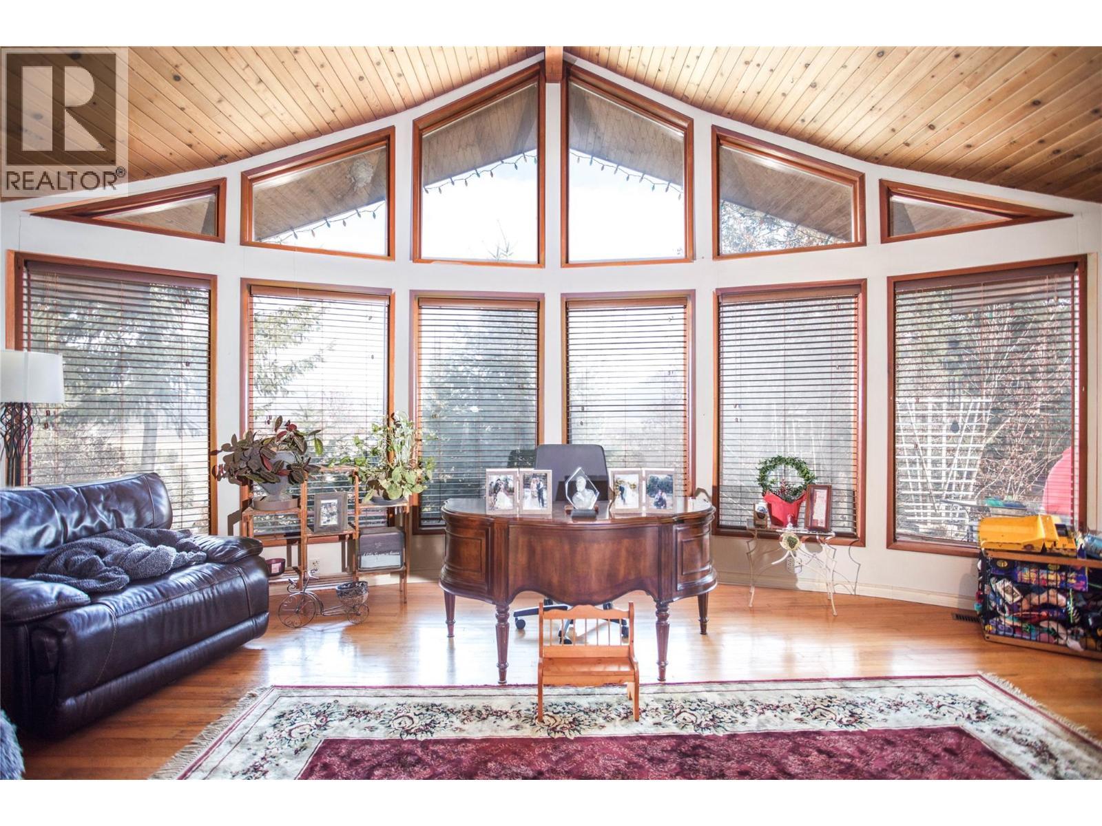 164 Cliffview Drive, Enderby, BC - Indoor Photo Showing Living Room