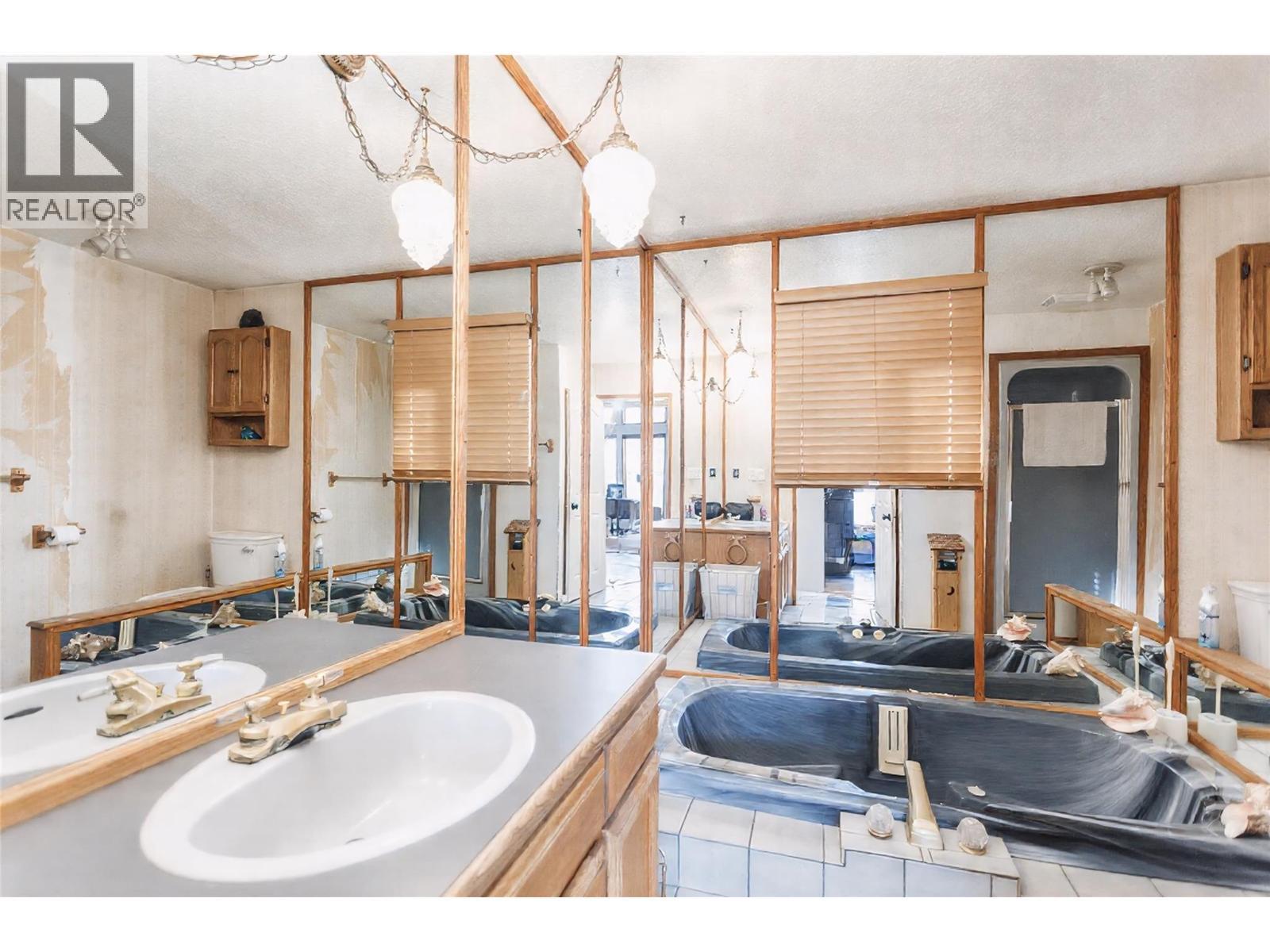 164 Cliffview Drive, Enderby, BC - Indoor Photo Showing Bathroom
