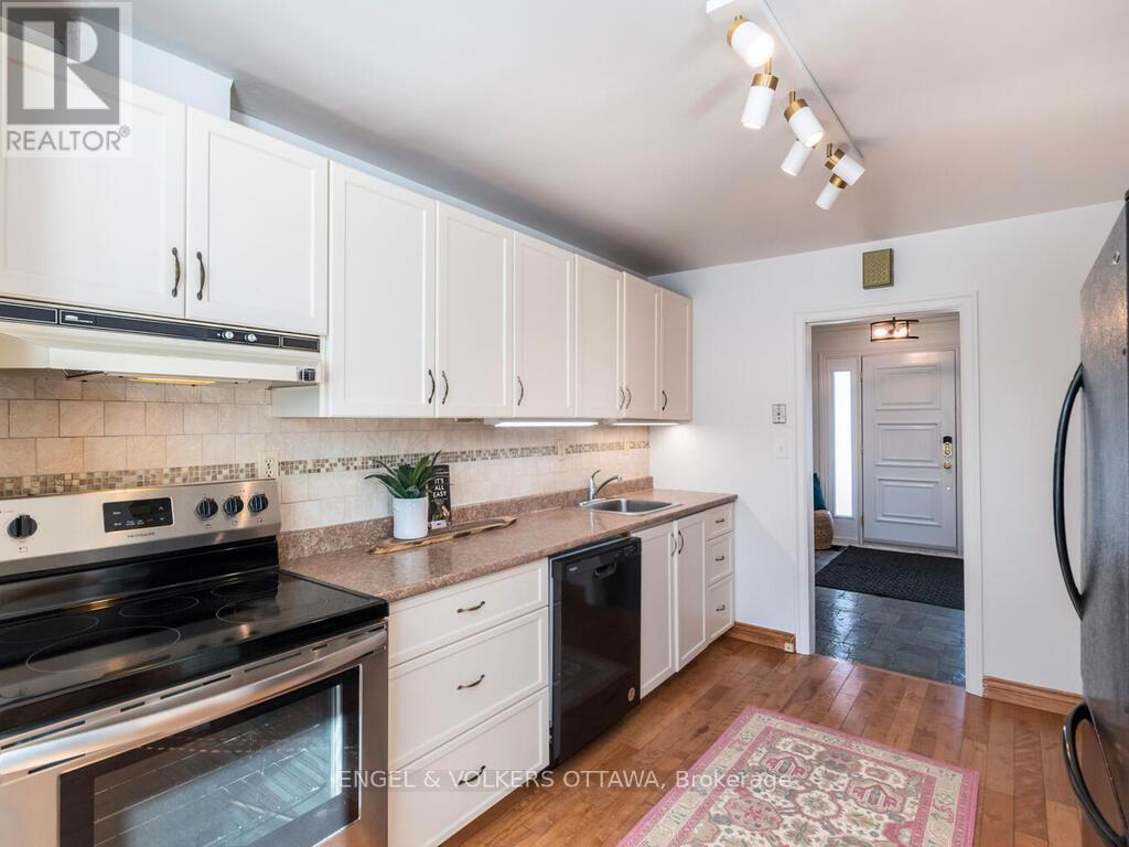 878 Dunlevie Avenue, Ottawa, ON - Indoor Photo Showing Kitchen