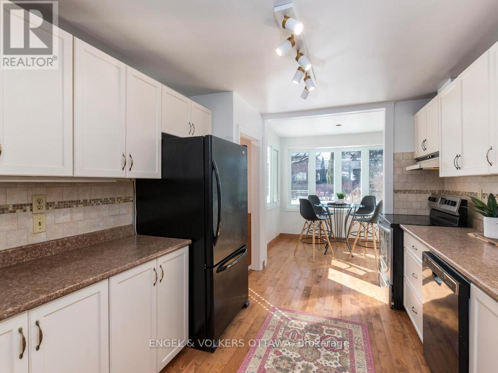 878 Dunlevie Avenue, Ottawa, ON - Indoor Photo Showing Kitchen