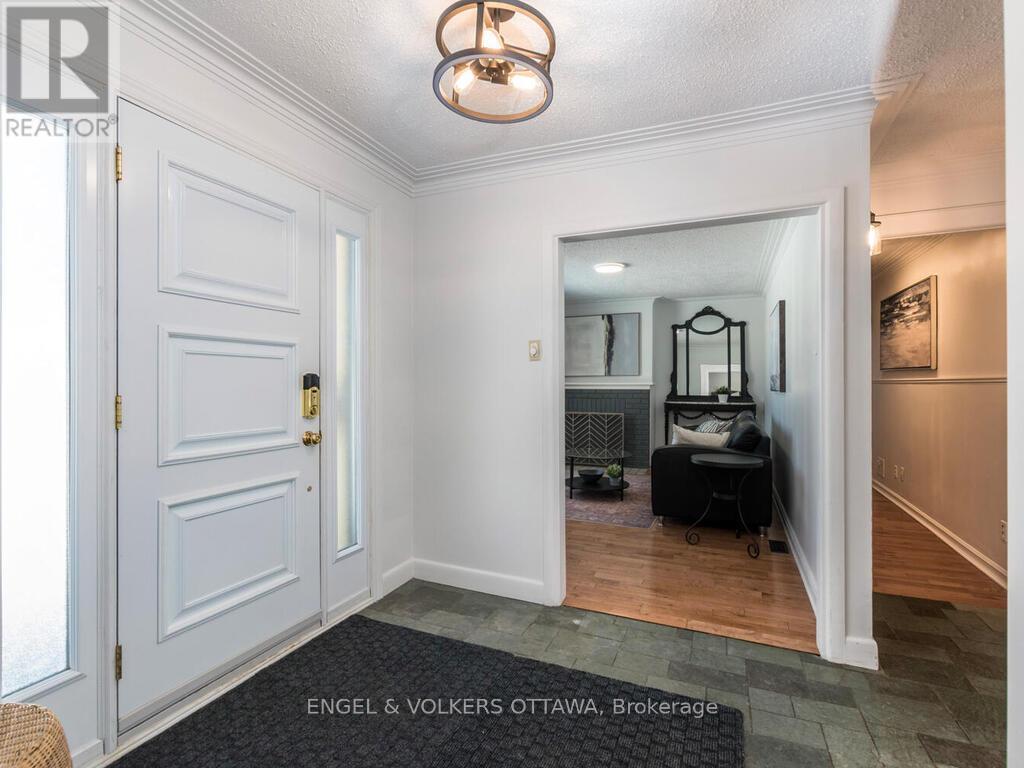 878 Dunlevie Avenue, Ottawa, ON - Indoor Photo Showing Other Room
