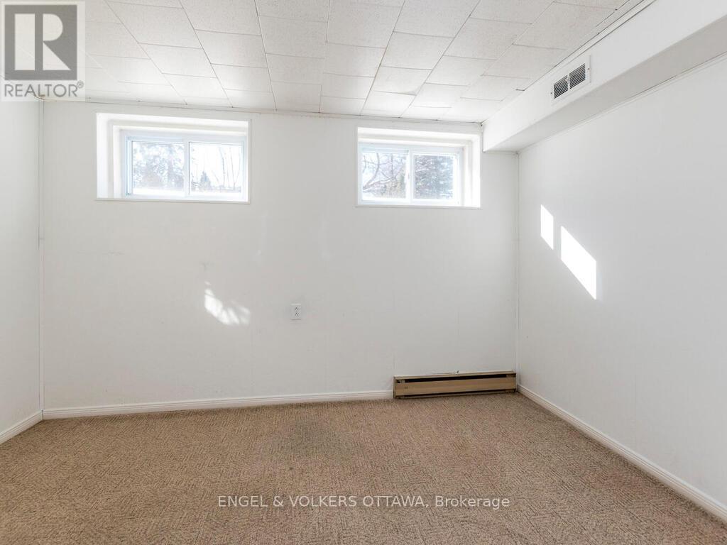 878 Dunlevie Avenue, Ottawa, ON - Indoor Photo Showing Other Room