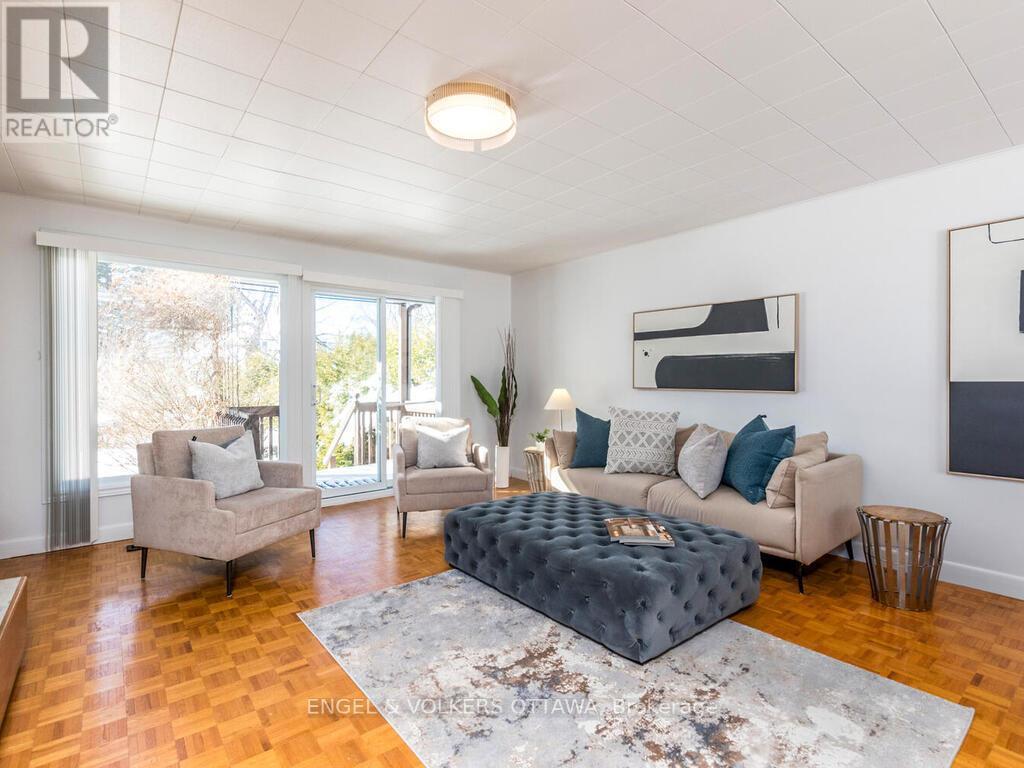 878 Dunlevie Avenue, Ottawa, ON - Indoor Photo Showing Living Room