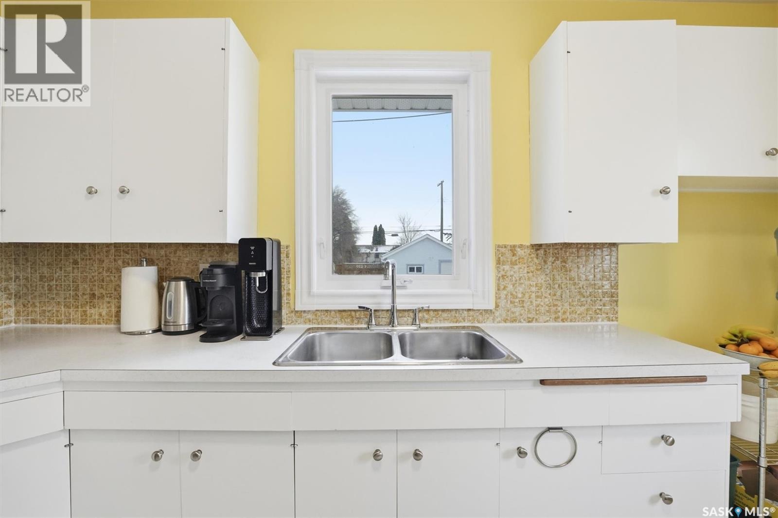 334 Q Avenue N, Saskatoon, SK - Indoor Photo Showing Kitchen With Double Sink