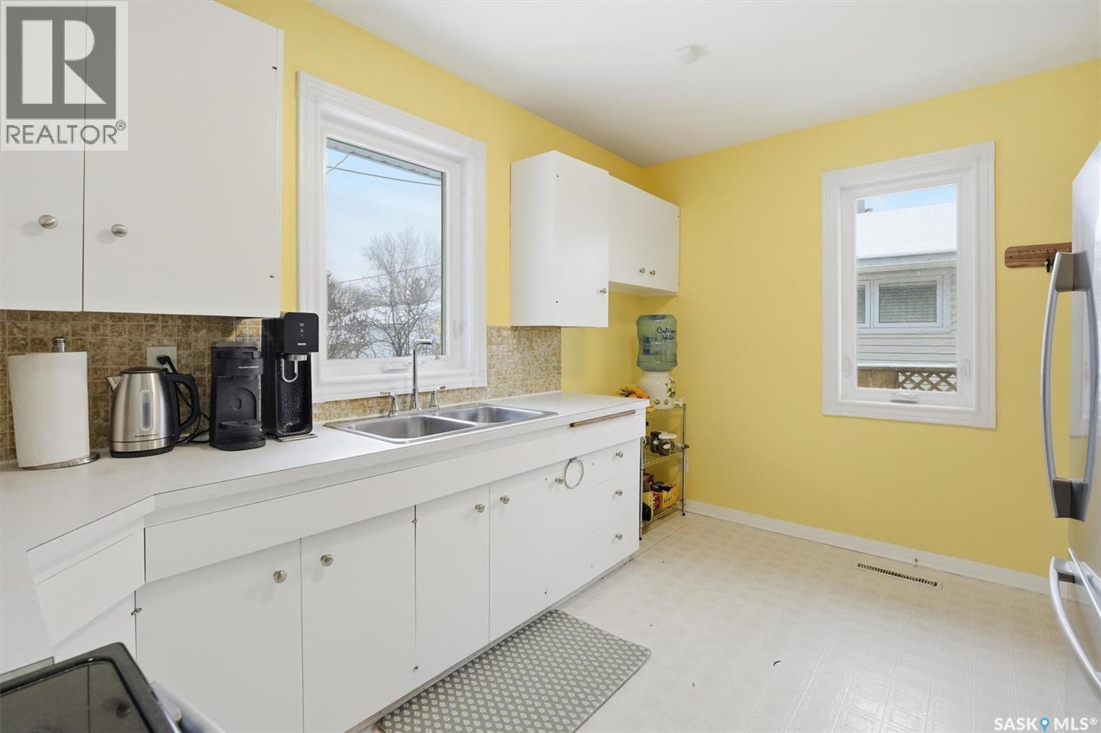 334 Q Avenue N, Saskatoon, SK - Indoor Photo Showing Kitchen With Double Sink