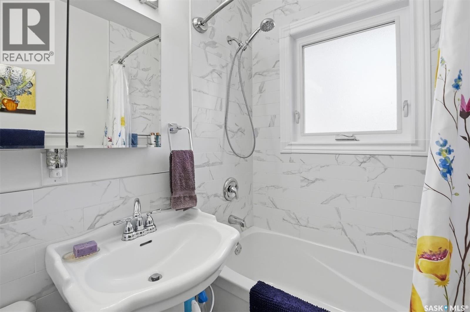 334 Q Avenue N, Saskatoon, SK - Indoor Photo Showing Bathroom