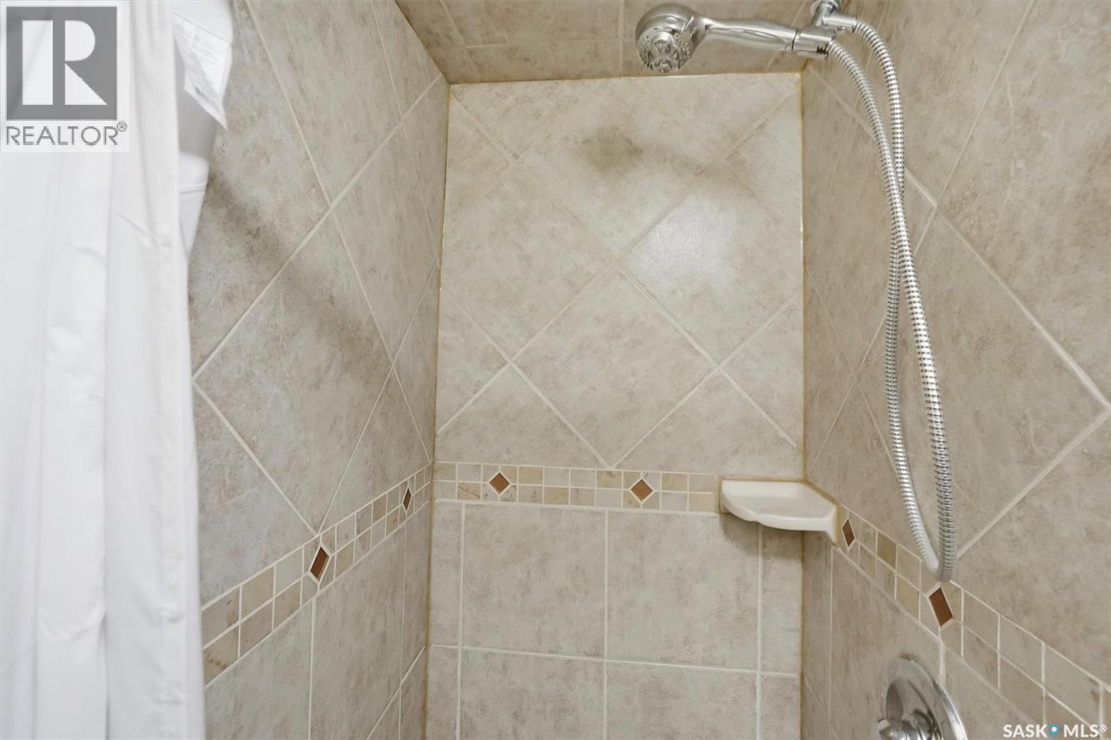 334 Q Avenue N, Saskatoon, SK - Indoor Photo Showing Bathroom