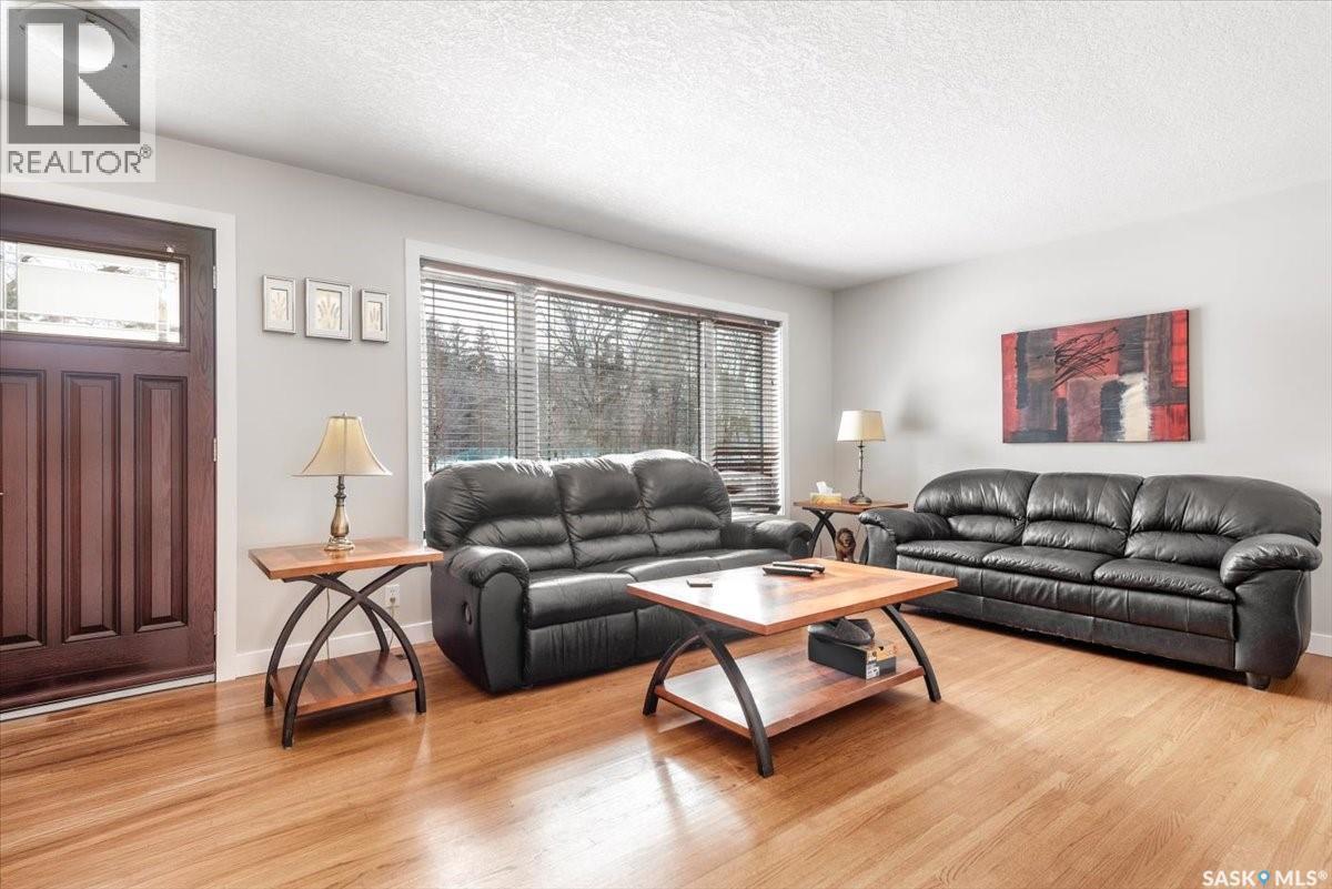 7200 6Th Avenue, Regina, SK - Indoor Photo Showing Living Room