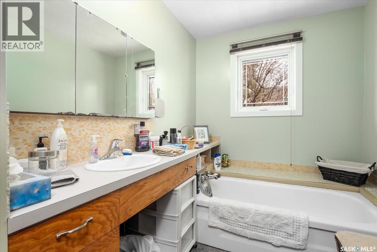 7200 6Th Avenue, Regina, SK - Indoor Photo Showing Bathroom