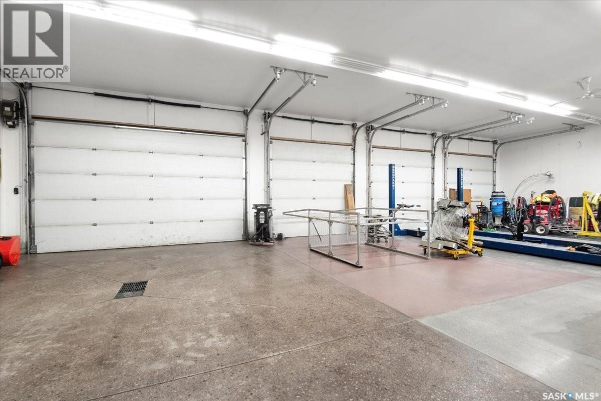 7200 6Th Avenue, Regina, SK - Indoor Photo Showing Garage