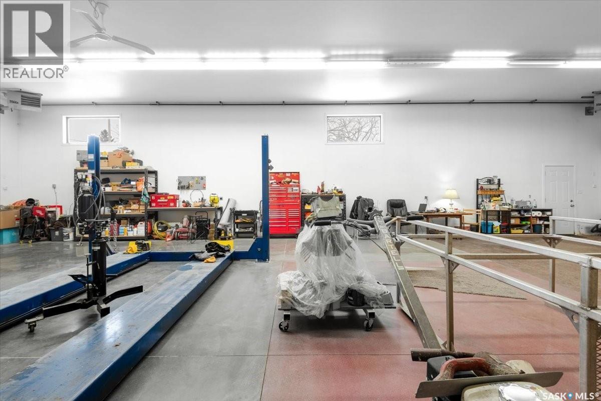 7200 6Th Avenue, Regina, SK - Indoor Photo Showing Garage