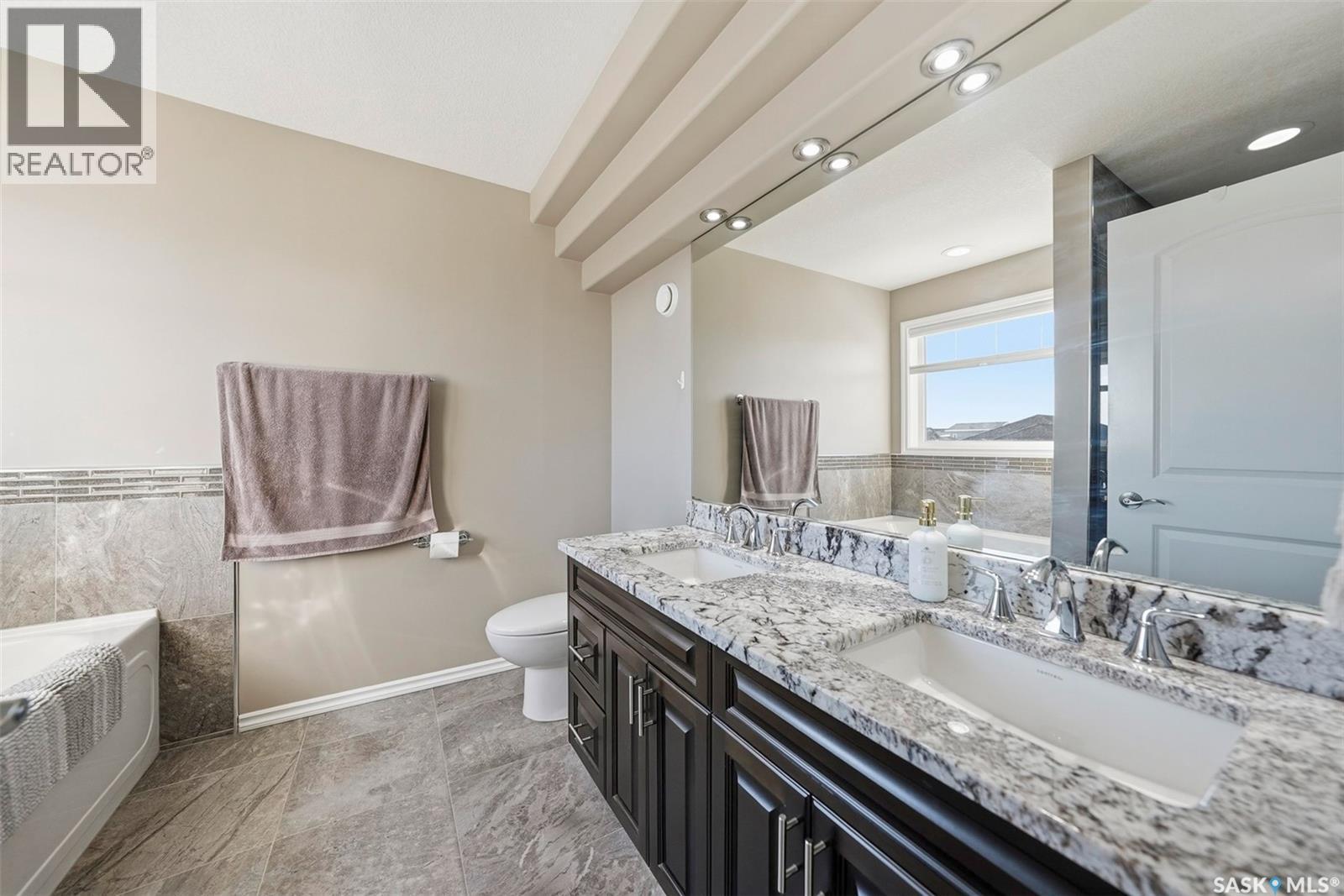 207 Bentley Court, Saskatoon, SK - Indoor Photo Showing Bathroom