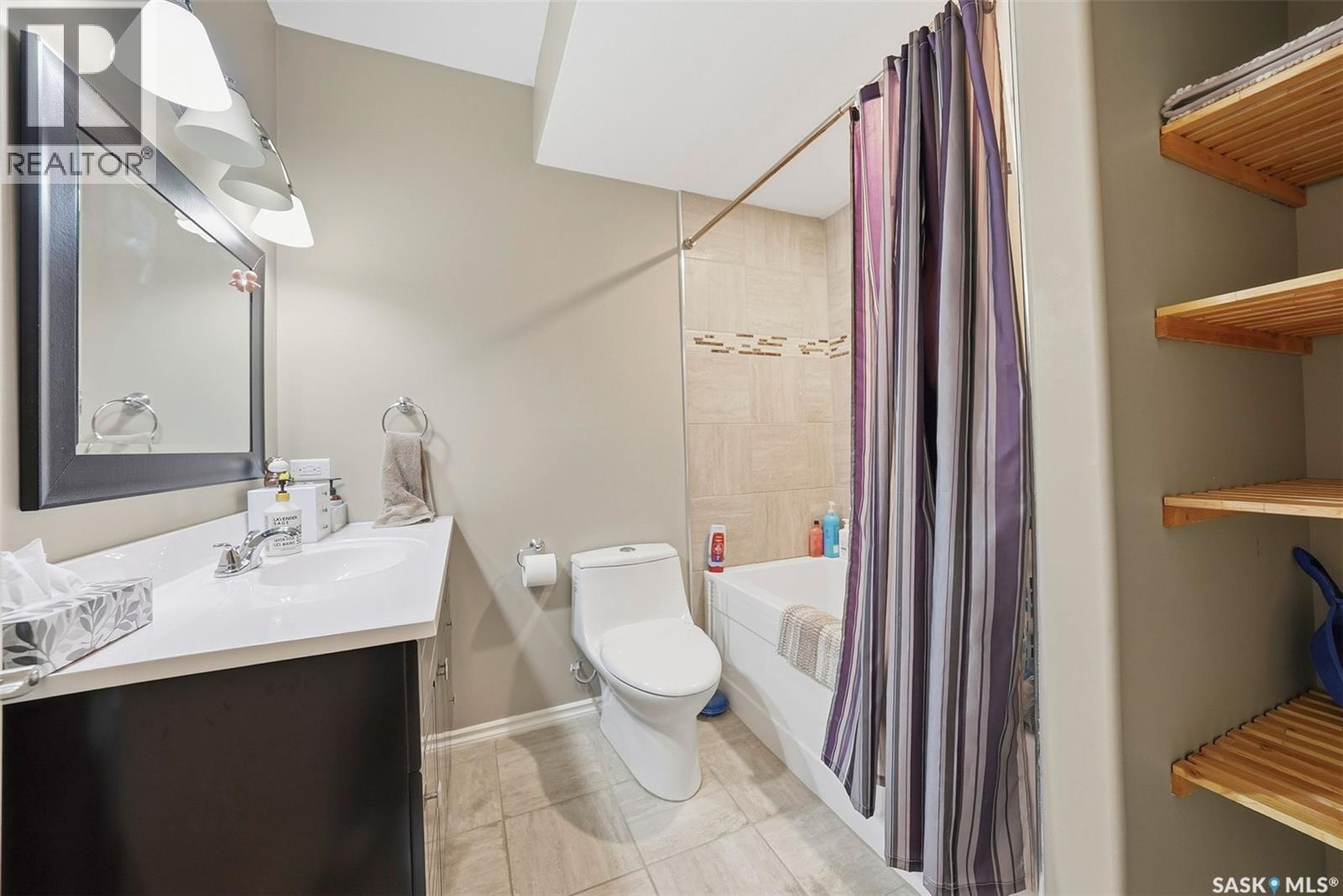 207 Bentley Court, Saskatoon, SK - Indoor Photo Showing Bathroom