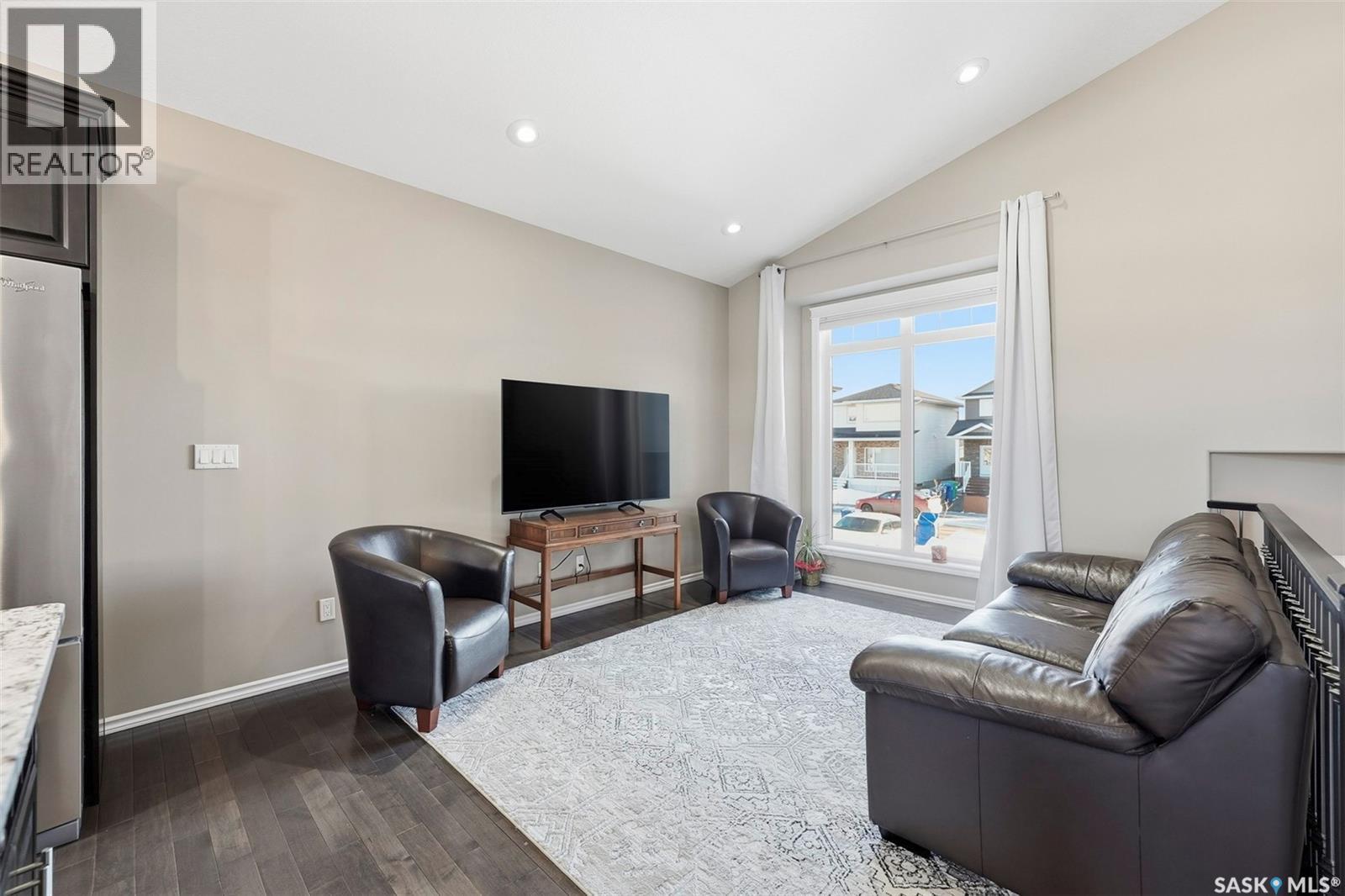 207 Bentley Court, Saskatoon, SK - Indoor Photo Showing Living Room
