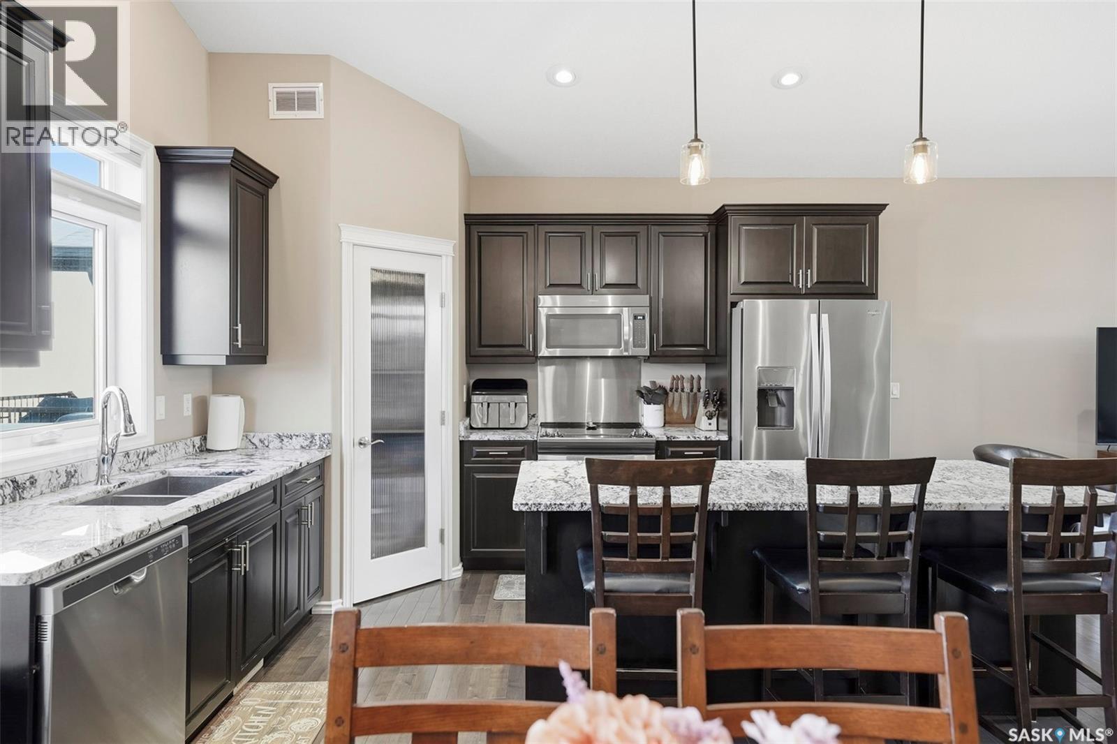 207 Bentley Court, Saskatoon, SK - Indoor Photo Showing Kitchen With Stainless Steel Kitchen With Double Sink With Upgraded Kitchen