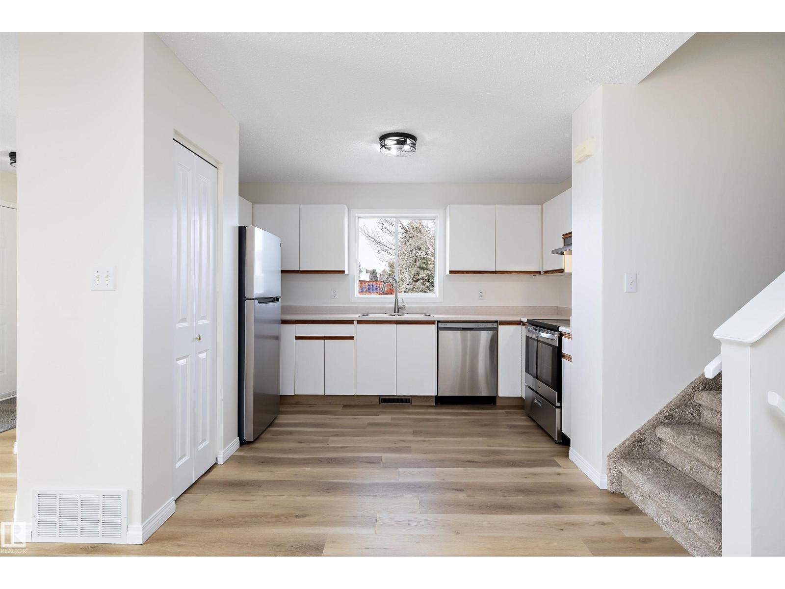 5914 162A Av Nw, Edmonton, AB - Indoor Photo Showing Kitchen