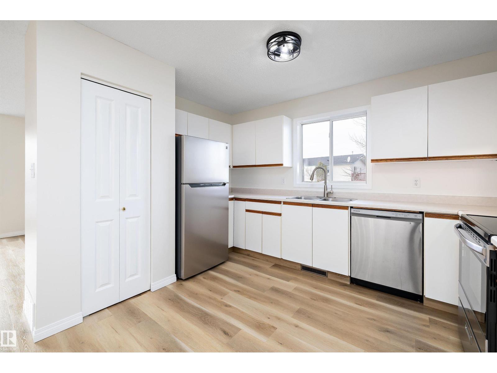 5914 162A Av Nw, Edmonton, AB - Indoor Photo Showing Kitchen