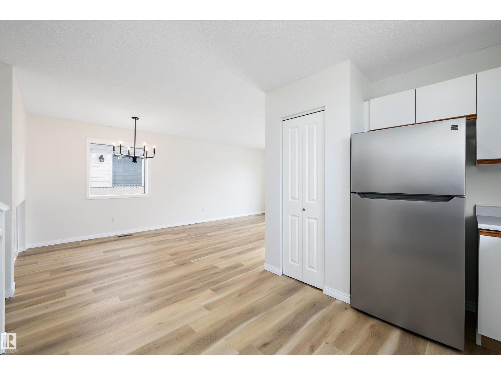 5914 162A Av Nw, Edmonton, AB - Indoor Photo Showing Kitchen