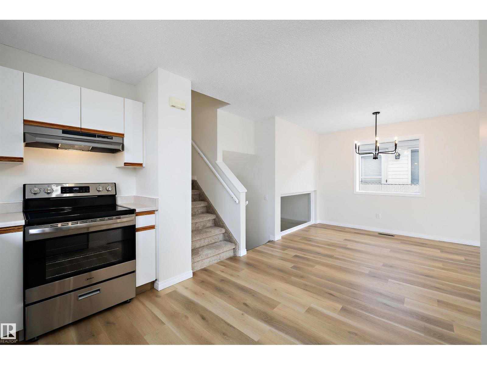 5914 162A Av Nw, Edmonton, AB - Indoor Photo Showing Kitchen