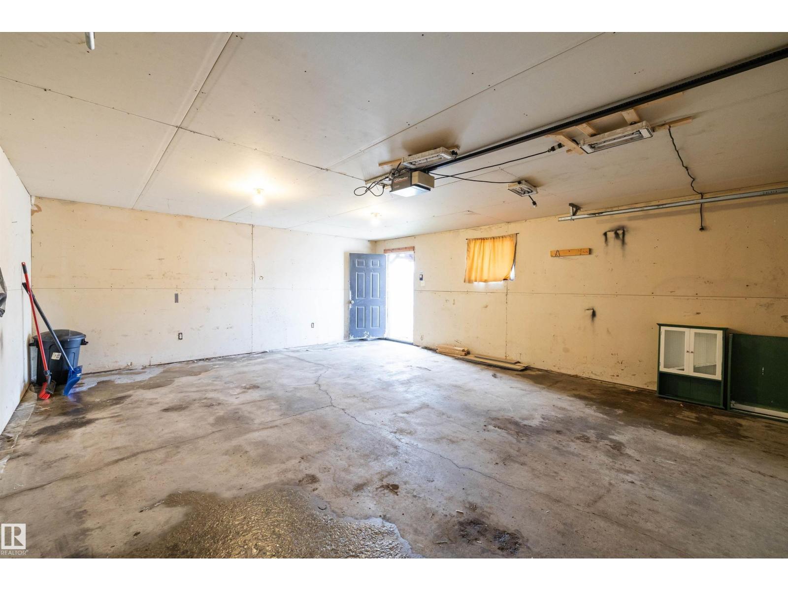 5914 162A Av Nw, Edmonton, AB - Indoor Photo Showing Garage