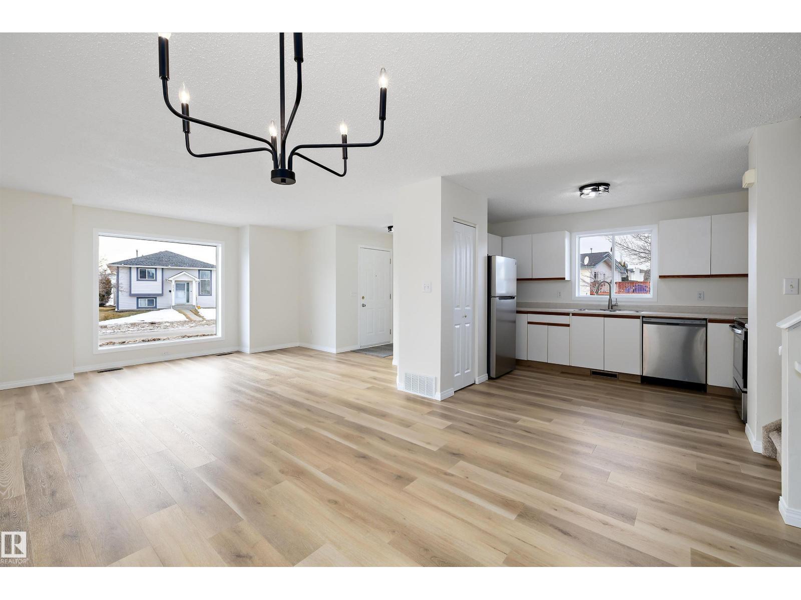 5914 162A Av Nw, Edmonton, AB - Indoor