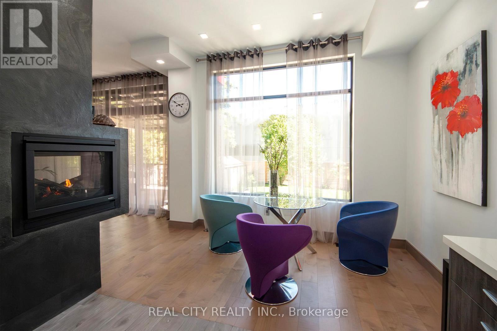 662 Byngmount Avenue, Mississauga, ON - Indoor Photo Showing Living Room With Fireplace
