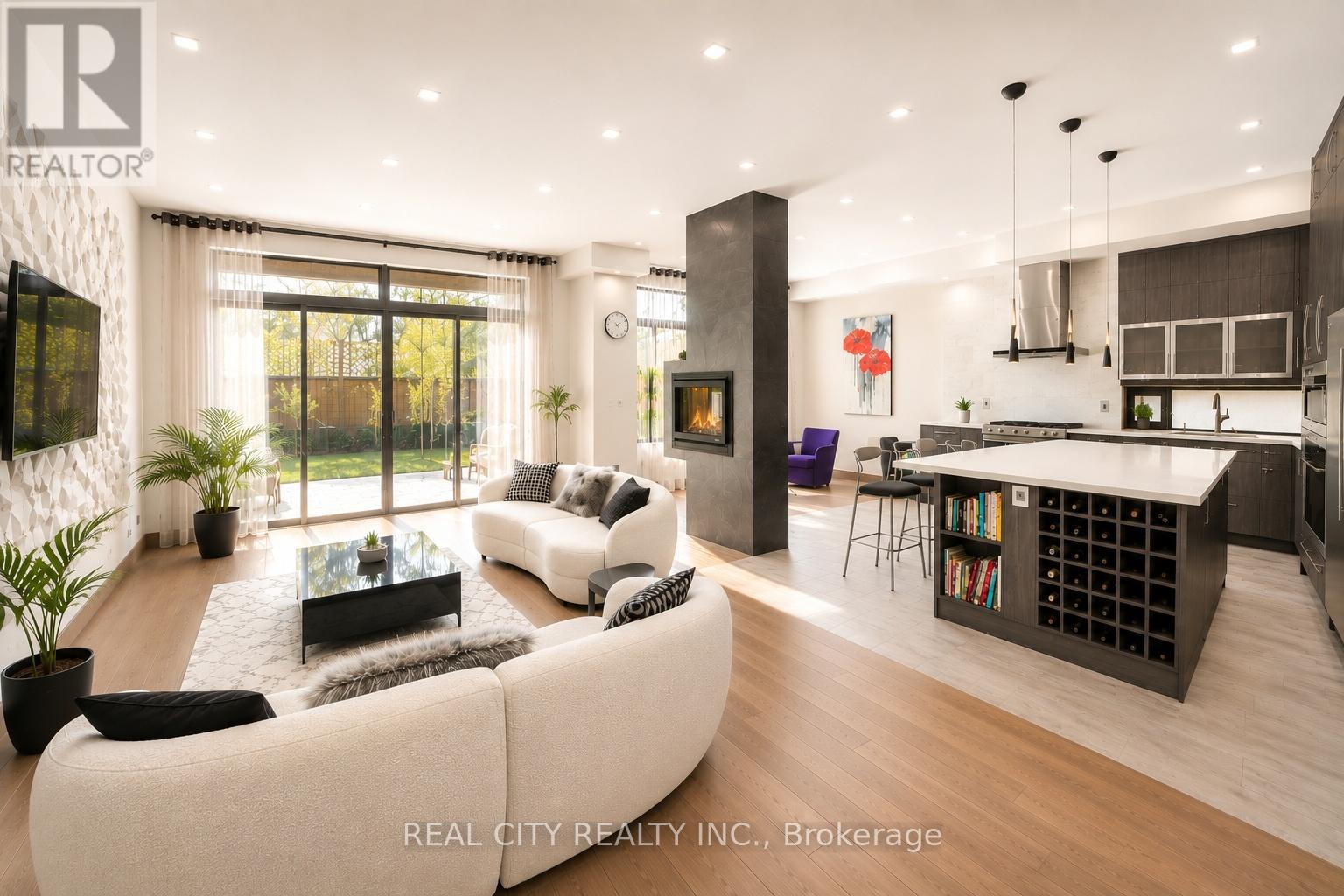 662 Byngmount Avenue, Mississauga, ON - Indoor Photo Showing Living Room With Fireplace