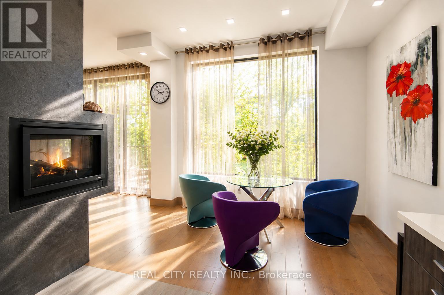 662 Byngmount Avenue, Mississauga, ON - Indoor Photo Showing Living Room With Fireplace